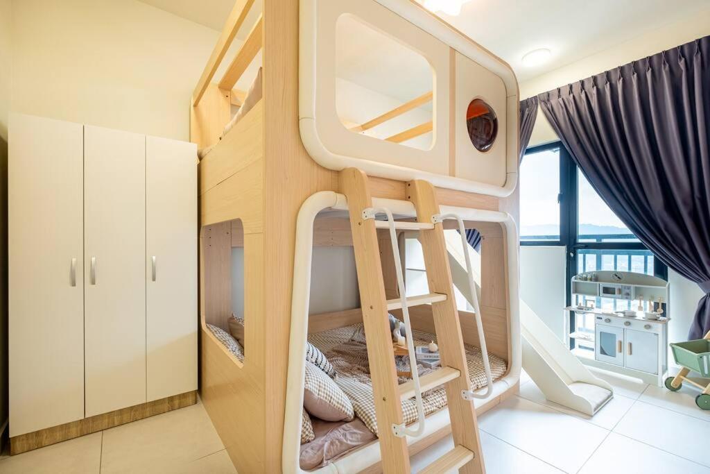 Fun Slides Majestic Maxim Cheras Staycation Mrt Appartement