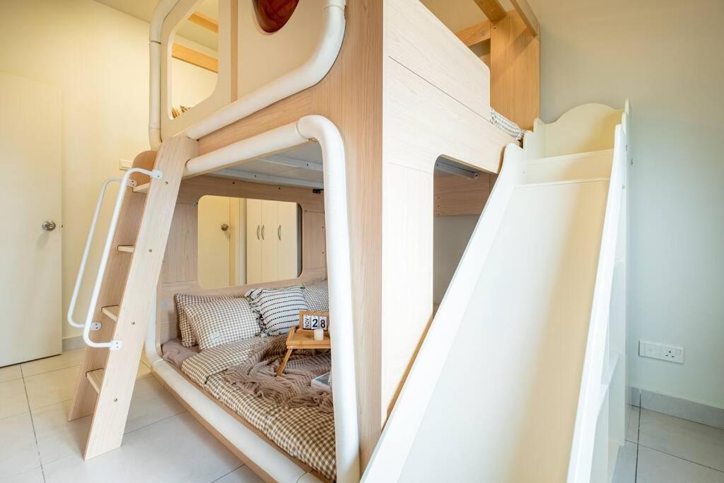 Pangsapuri Fun Slides Majestic Maxim Cheras Staycation Mrt